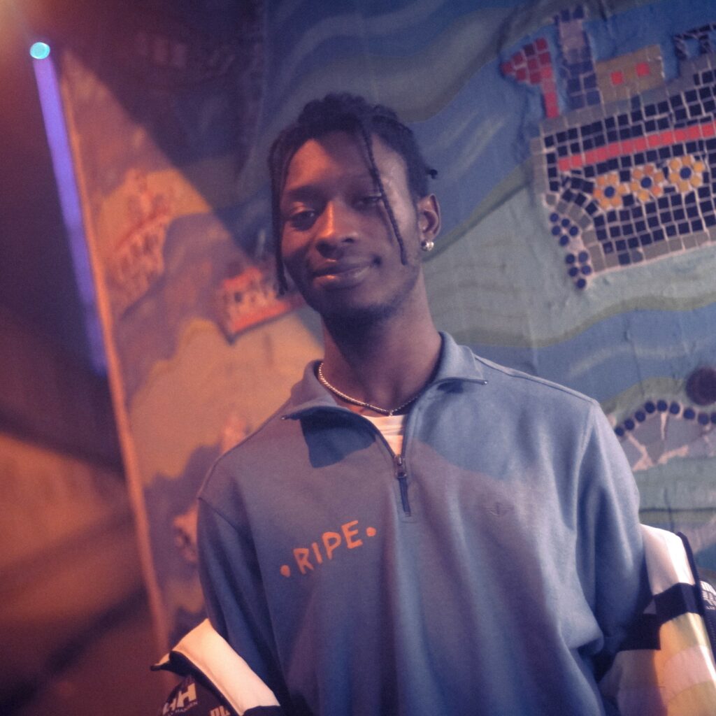 Pulli mit expressionistischem Siebdruck