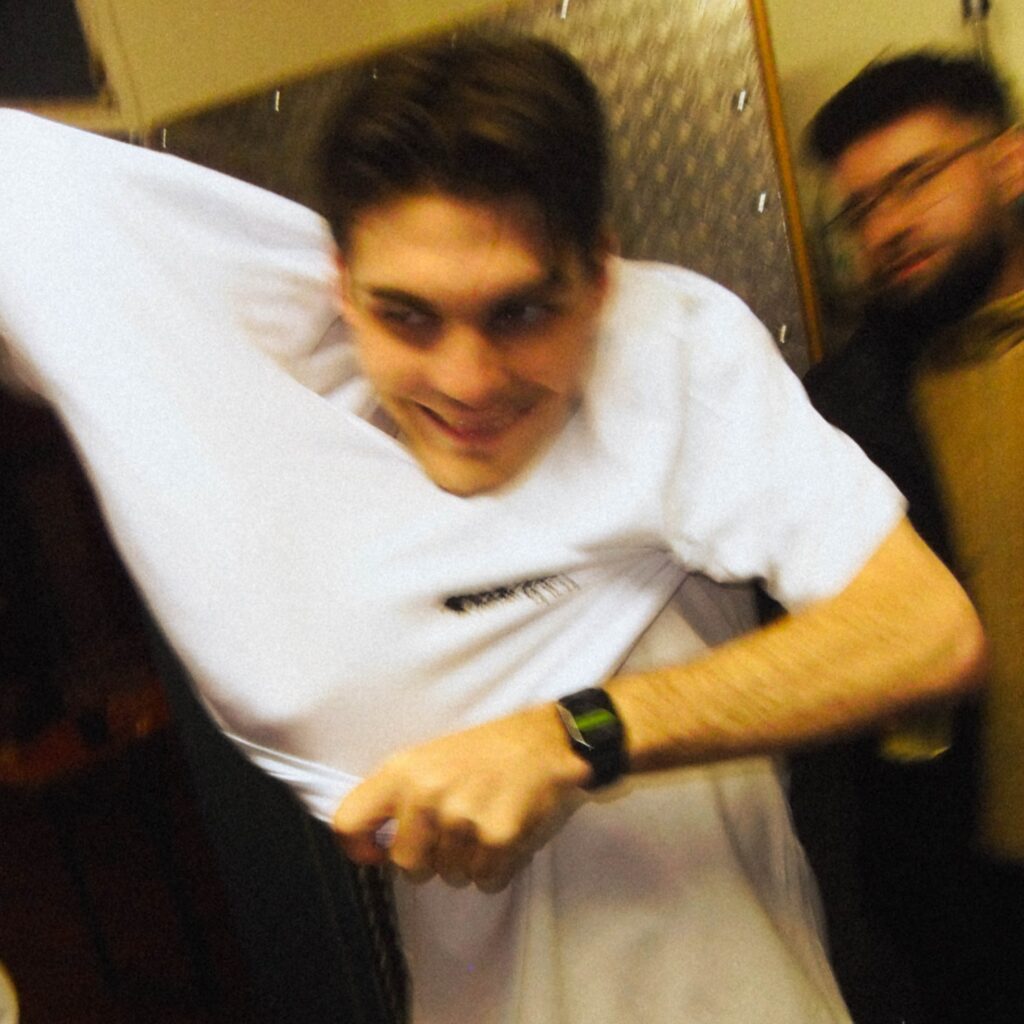 Mann probiert T-Shirt an