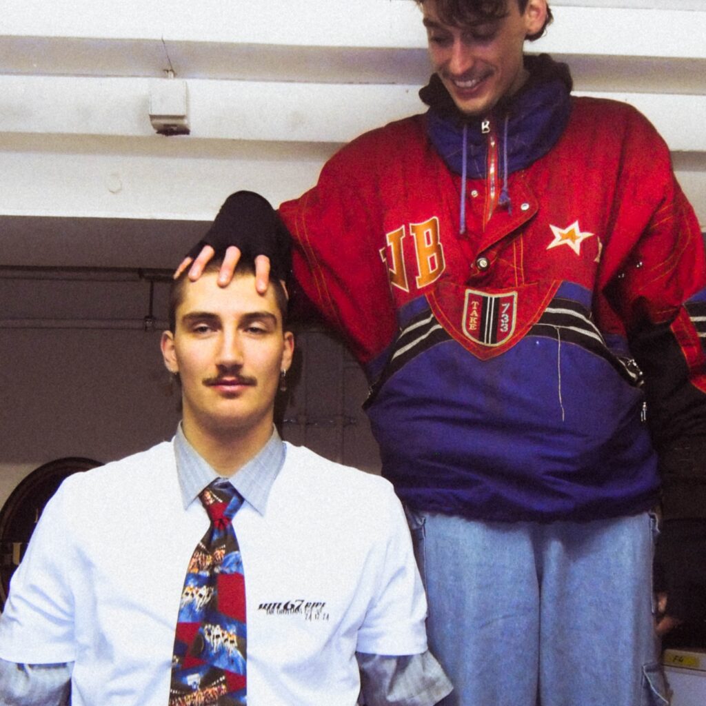 Zwei Männer posen im Pop-up Store