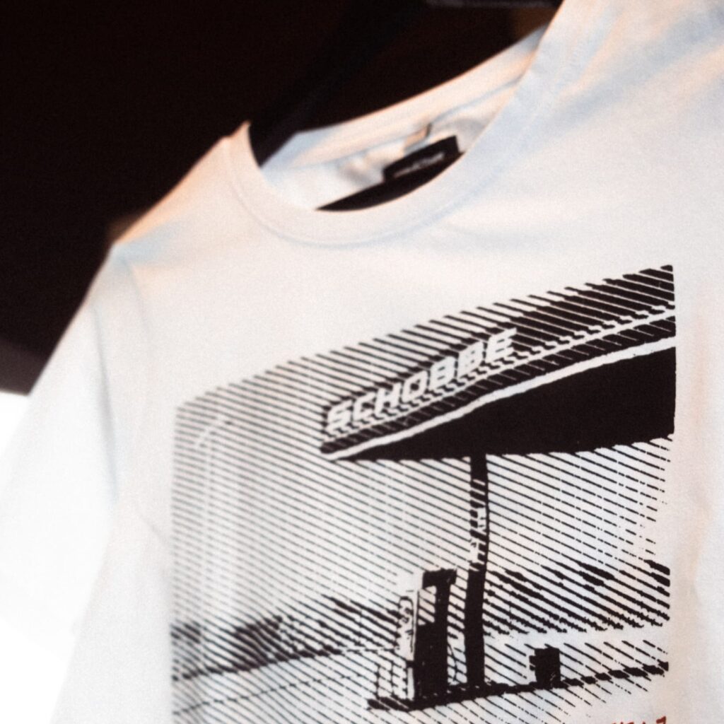 weißes T-Shirt mit Tankstellen Print